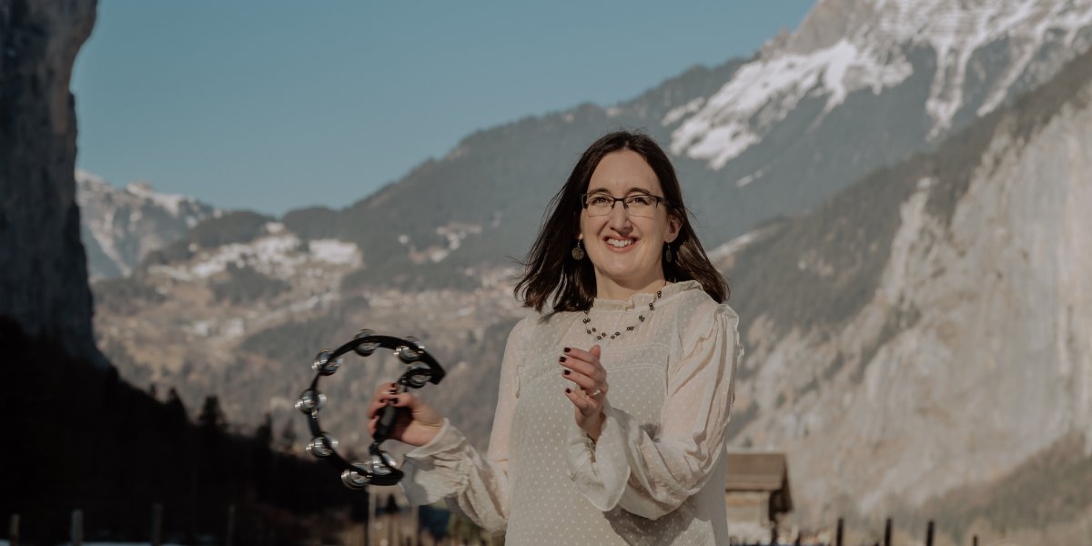 Anina mit Schellenkranz auf der Strasse