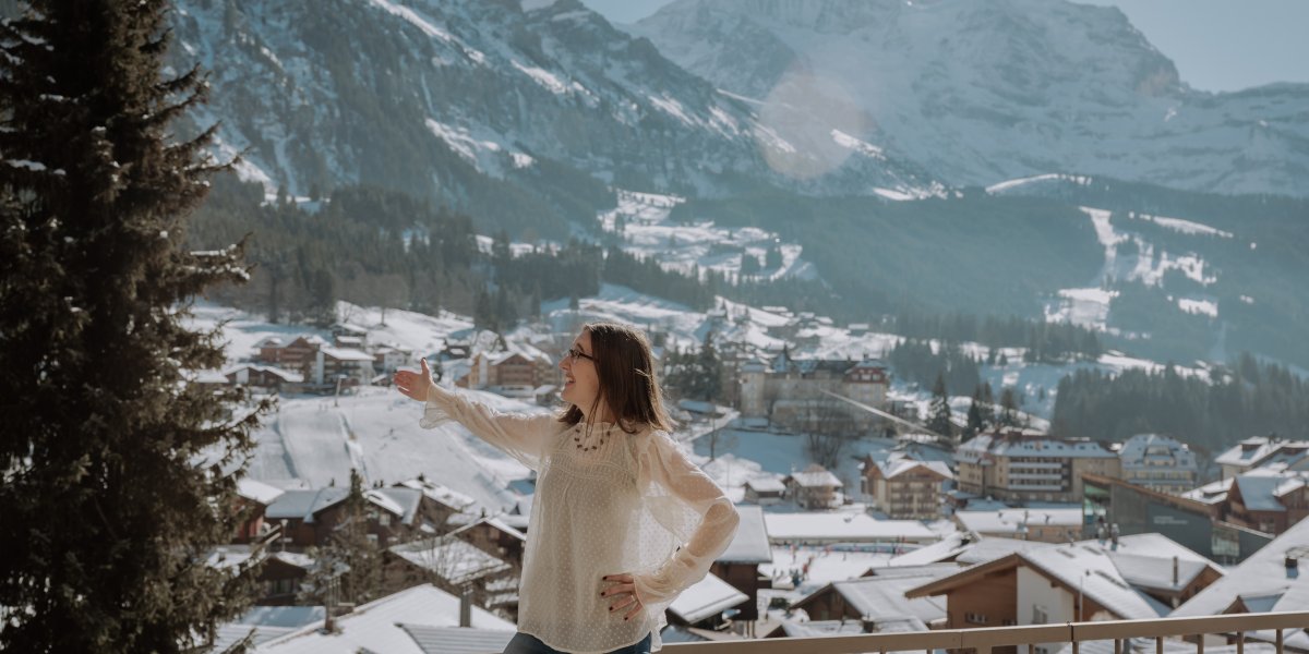 Anina schaut zu den Bergen