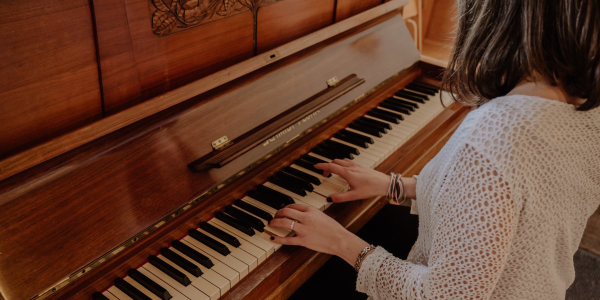 Anina spielt in der Kirche Klavier