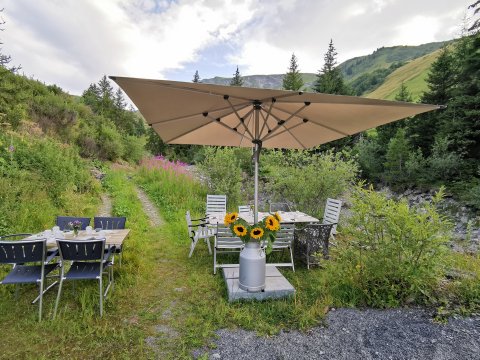 Idyllischer Platz neben Bergbach