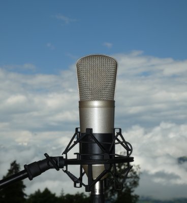 Mikrofon gegen den Himmel